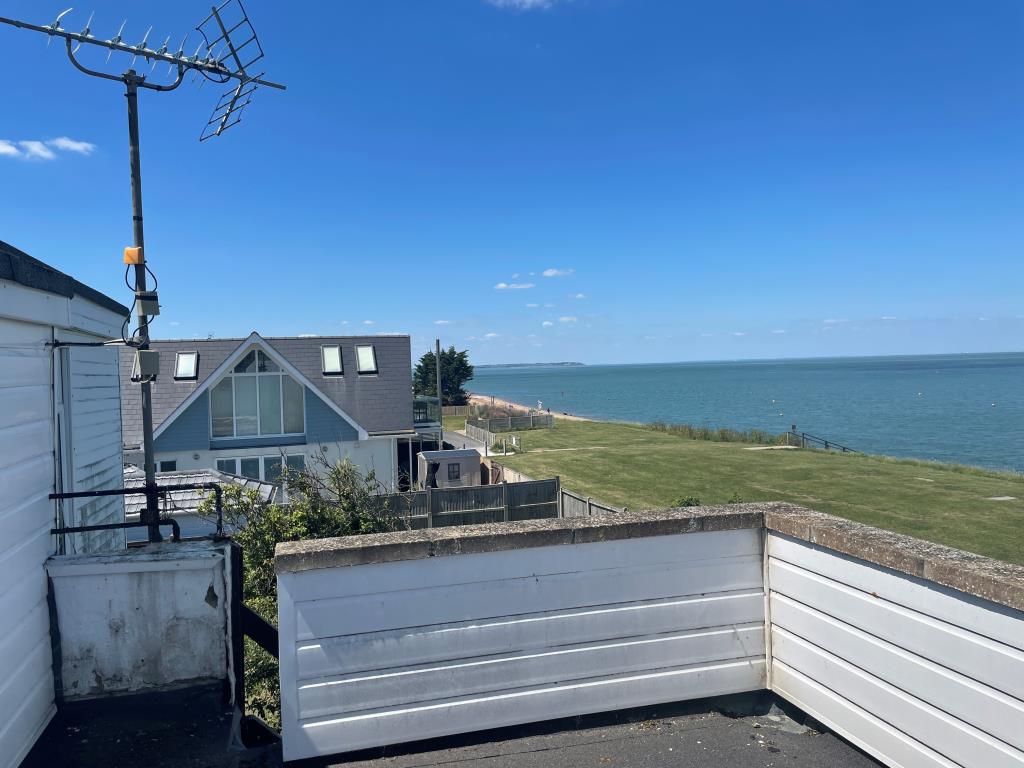 Lot: 104 - DETACHED HOUSE ON SEAFRONT WITH PANORAMIC VIEWS FROM 1ST FLOOR -